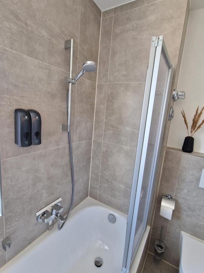 C4S Come4Stay Altötting: Central Apartment with Office & Balcony Exterior photo