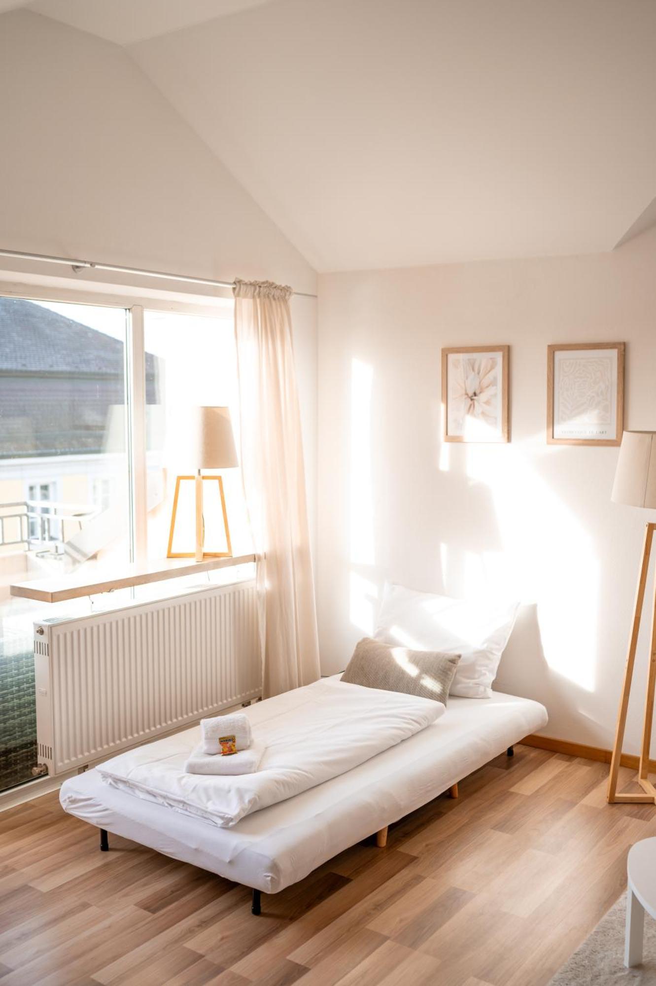C4S Come4Stay Altötting: Central Apartment with Office & Balcony Exterior photo