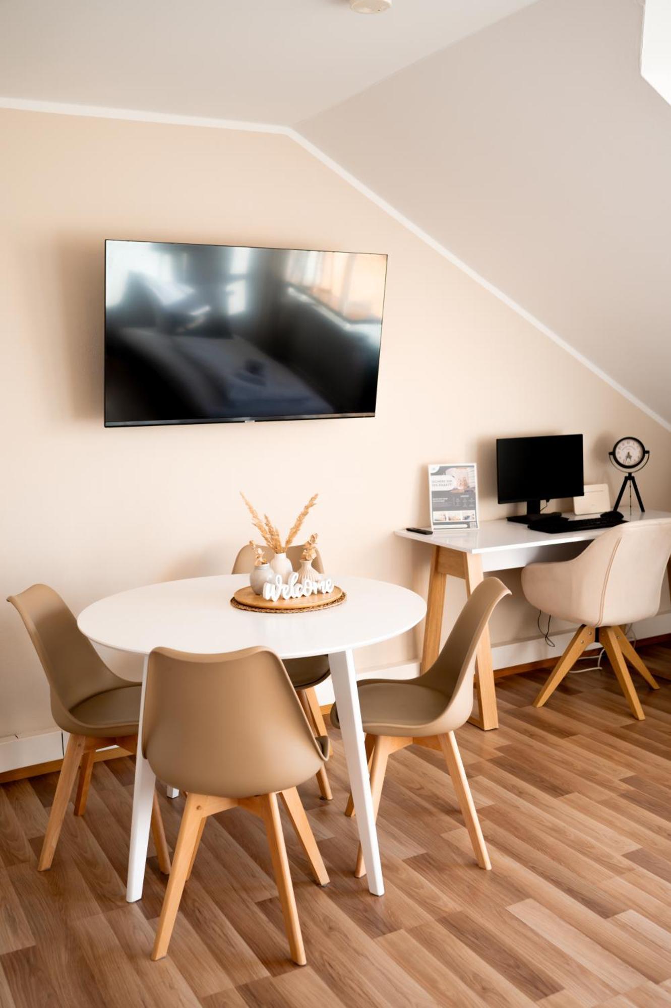 C4S Come4Stay Altötting: Central Apartment with Office & Balcony Exterior photo